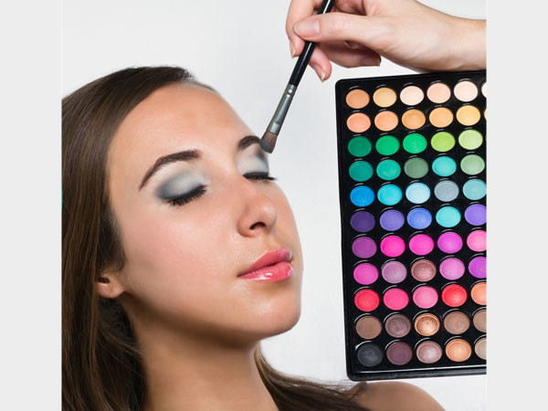 Không kẻ lông mày: Thay vì kẻ lông mày hãy tạo khối cho lông mày bằng cách dùng mascara sẽ giúp mắt trông tự nhiên hơn.