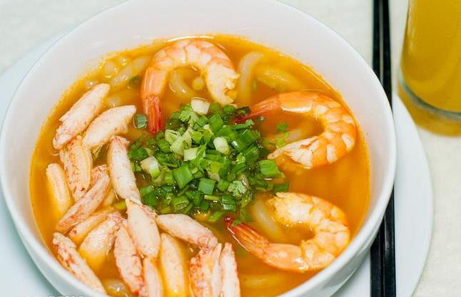 Sợi bánh canh dẻo dai là món quen thuộc của người dân miền Trung và miền Nam với những món đặc trưng như: bánh canh cá lóc, bánh canh ghẹ, bánh canh chả cá…