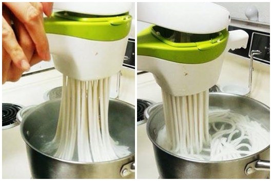 Bước 3: Cho nước vào nồi đun sôi, hạn nhỏ lửa cho sôi lăn tăn. Đổ bột vào khuôn, đưa khuôn lên miệng nồi rồi ép lại để bột có dạng sợi dài rơi xuống nồi. Nếu không có khuôn thì đổ bột vào túi bóp kem chuyên làm bánh gato, cắt phần nhọn rồi bóp liên tục vào nồi nước để sợi bánh canh không bị đứt.