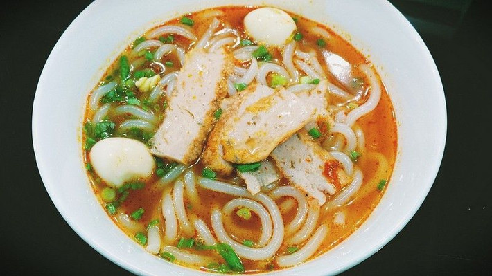 Với những sợi bánh canh này, bạn có thể nấu nước dùng để chế biến thành bánh canh ghẹ hoặc bánh canh chả cá đổi vị cho cả nhà.