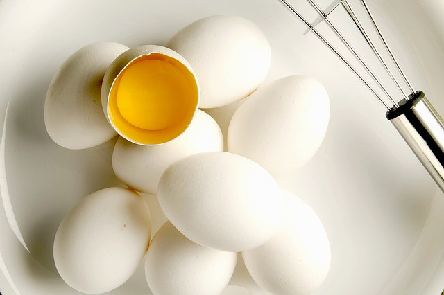 Mặt nạ bơ và lòng trắng trứng: Lòng trắng trứng có nhiều tác dụng với da như loại bỏ dầu dư thừa trên da, ngăn ngừa mụn bọc và mụn đầu đen. Nó cũng giúp da ít nguy cơ bị chảy xệ. Trộn nửa quả bơ chín với một lòng trắng trứng trong 10 – 20 phút, sau đó nhẹ nhàng lau sạch bằng nước ấm.