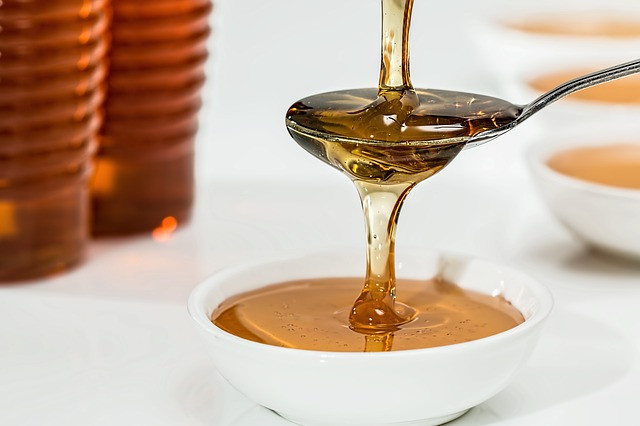 Mặt nạ bơ và mật ong: Sự kết hợp này có đặc tính chống vi khuẩn, ngăn ngừa mụn, làm chậm quá trình não hóa. Chỉ cần lấy nửa quả bơ chín, nghiền nát rồi trộn với nửa muỗng mật ong rồi đắp lên mặt khoảng 15 – 20 phút. Rửa sạch bằng nước ấm và thấm nhẹ bằng khăn bông mềm.