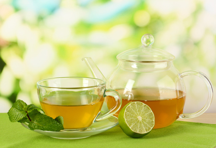 Lưu ý nhỏ khi sử dụng phương pháp này là nên rửa mặt thật sạch và để nó tự khô trước khi bôi nước trà xanh.