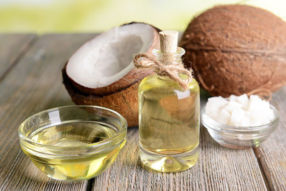 Dầu dừa: Bôi một lượng nhỏ dầu dừa lên cơ thể ít nhất một tiếng trước khi ra nắng sẽ giúp bạn chống nắng rất hiệu quả mà không cần phải dùng đến các loại kem chống nắng có sẵn.