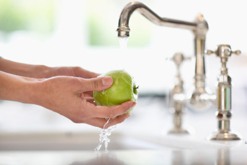 Luôn rửa trái cây thật sạch trước khi ăn: Bên cạnh dư lượng thuốc trừ sâu có thể có, các loại rau củ còn rất dễ nhiễm khuẩn E. Coli. Bạn nên rửa thật sạch rau củ quả trước khi chế biến hoặc ăn trực tiếp.