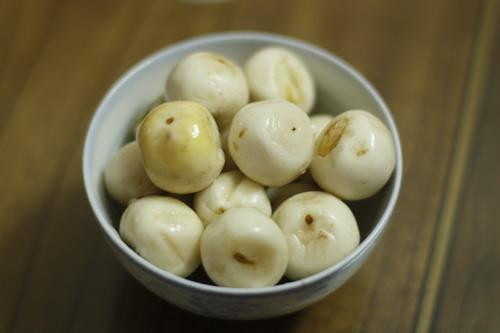 Để món cà pháo muối được thơm ngon, trước hết bạn phải chú ý đến khâu chuẩn bị nguyên liệu. Cà pháo dùng để muối cả quả nên là cà bánh tẻ, không nên quá non cũng đừng quá già và vừa được hái ít ngày. Ngoài ra, bạn chuẩn bị thêm các loại gia vị bao gồm riềng, tỏi, ớt, muối và dấm trắng.