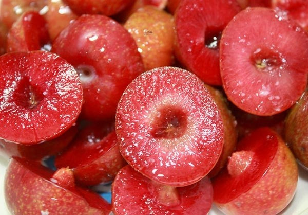 Mùa hè cũng là lúc mận hậu vào mùa. Những quả mận đỏ au, chua chua ngọt ngọt càng trở nên hấp dẫn khi dầm với muối đường ớt hoặc chấm với muối ớt.