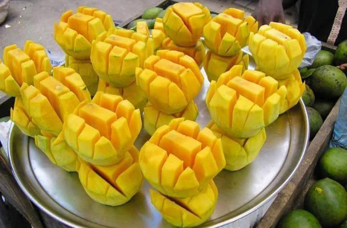 Những quả xoài ương cắt sẵn chấm kèm muối ớt cũng là món ăn vặt được nhiều người ưa thích.