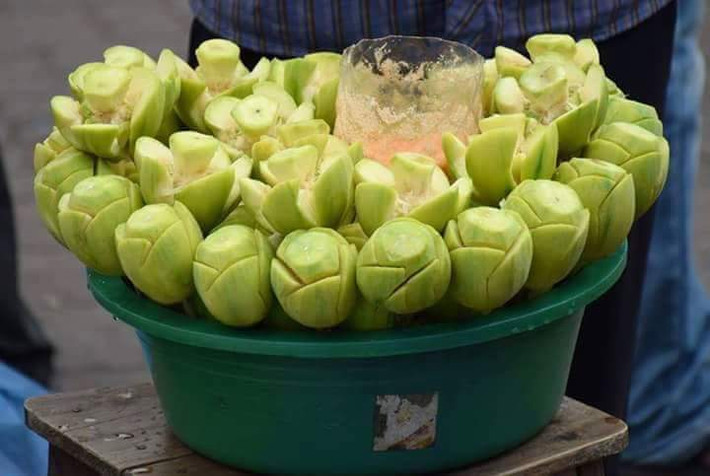 Những quả cóc xanh thường được bổ thành từng múi và chấm kèm với muối ớt. Loại quả này có vị chua giòn và mùi thơm đặc trưng.