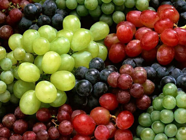Nho: Flavonoid trong nho rất tốt cho da và sức khỏe. Ngoài ra, nho còn chứa nhiều chất chống oxy hóa giúp chống viêm và ngăn ngừa nổi mụn và để lại sẹo do trứng cá.