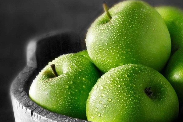Táo: Táo là một trong những loại quả tốt cho da. Những thành phần trong táo giúp xóa mụn trên da và loại bỏ quầng thâm xung quanh mắt. Bên cạnh đó, các vitamin trong táo cũng giúp da trở nên rạng rỡ hơn.
