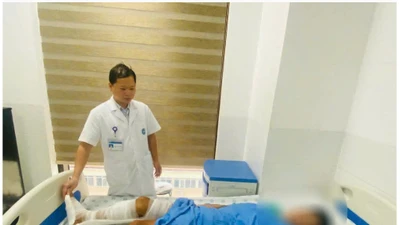 Nam sinh 15 tuổi được cứu sống cẳng chân gần như lìa sau tai nạn giao thông