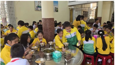 Trường tiểu học bị tố nhập thực phẩm bẩn sẽ tạm dừng bếp ăn bán trú