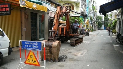 Duy tu, sửa chữa một tuyến hẻm trên địa bàn quận 3, TP HCM. Ảnh IT.