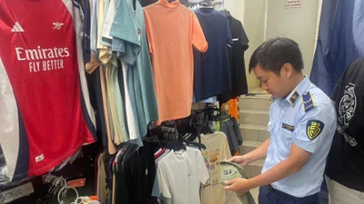 TP HCM: Hàng giả, hàng nhái vẫn nhan nhản tại Saigon Square, chợ Bến Thành