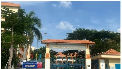 TP HCM: Nam sinh lớp 8 rơi từ tầng 2 xuống sân trường ở phường Bình Dương