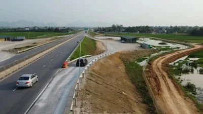 Vì sao các trạm dừng nghỉ trên cao tốc Bắc - Nam chưa xong?