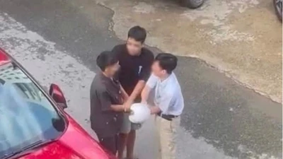 Lộ danh tính 2 cha con khống chế thanh niên sau va chạm