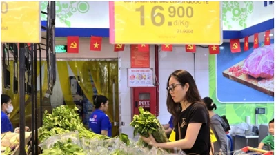 Giữa bão số 10, siêu thị tung gói bình ổn giá, giảm đến 33%