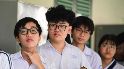 Đề khó, điểm thi thấp, vì sao điểm chuẩn các trường ĐH phía Nam lại cao?