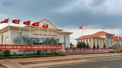 Bình Phước: Cty Quang Minh trúng thầu vá đường ở Long Giang