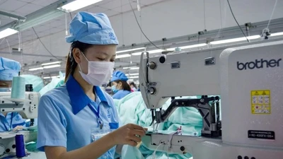 Cổ phiếu dệt may lao dốc khi ông Trump áp thuế 20 – 40 % 
