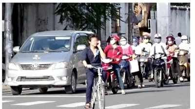Đi xe đạp dùng điện thoại có bị phạt?