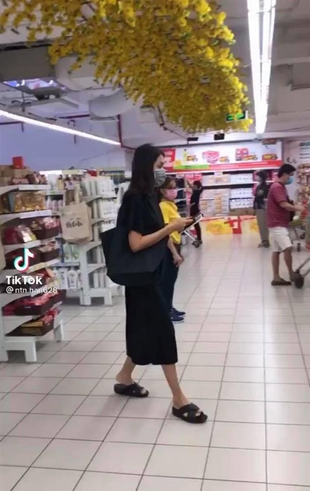 Bắt gặp Tăng Thanh Hà đưa con đi chơi, diện mạo mẹ bỉm ra sao? Bat gap Tang Thanh Ha dua con di choi, dien mao me bim ra sao?