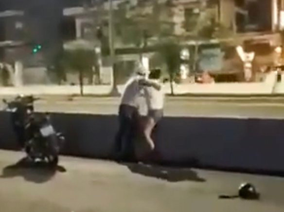 Nam thanh niên kéo lê bạn gái giữa đường phố Nam thanh nien keo le ban gai giua duong pho