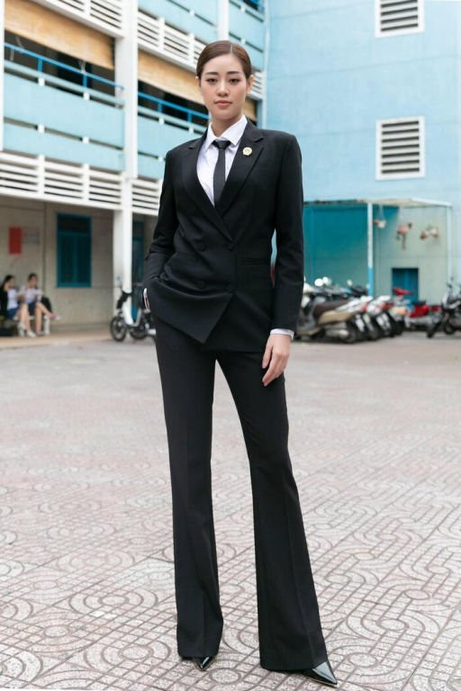 Dàn Hậu Vbiz như nữ tổng tài khi diện vest đen - Hình 5 Dan Hau Vbiz nhu nu tong tai khi dien vest den-Hinh-5