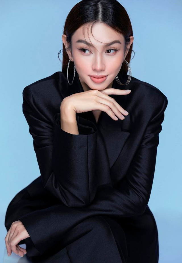 Dàn Hậu Vbiz như nữ tổng tài khi diện vest đen Dan Hau Vbiz nhu nu tong tai khi dien vest den