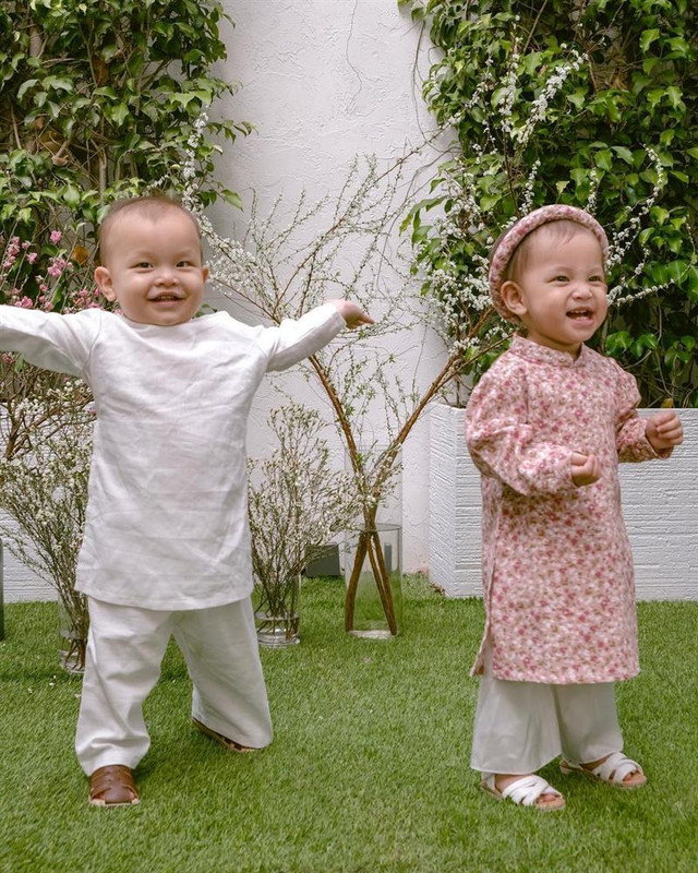Con gái Hồ Ngọc Hà ra dáng chị, bón đồ ăn cho em cưng xỉu - Hình 6 Con gai Ho Ngoc Ha ra dang chi, bon do an cho em cung xiu-Hinh-6