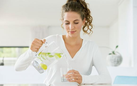 Uống nhiều nước có thực sự khiến da đẹp không, bất ngờ sự thật - Hình 4 Uong nhieu nuoc co thuc su khien da dep khong, bat ngo su that-Hinh-4