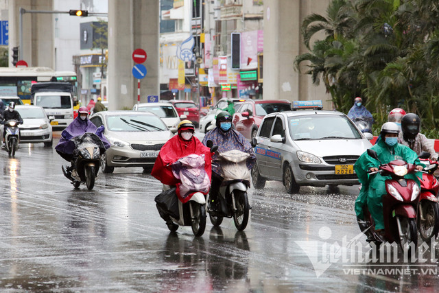 Mưa rét buốt ở Hà Nội, cần thủ vẫn dầm mình ở hồ Gươm - Hình 16 Mua ret buot o Ha Noi, can thu van dam minh o ho Guom-Hinh-16