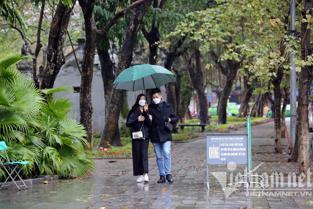 Mưa rét buốt ở Hà Nội, cần thủ vẫn dầm mình ở hồ Gươm - Hình 6 Mua ret buot o Ha Noi, can thu van dam minh o ho Guom-Hinh-6
