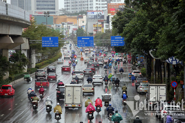 Mưa rét buốt ở Hà Nội, cần thủ vẫn dầm mình ở hồ Gươm - Hình 15 Mua ret buot o Ha Noi, can thu van dam minh o ho Guom-Hinh-15