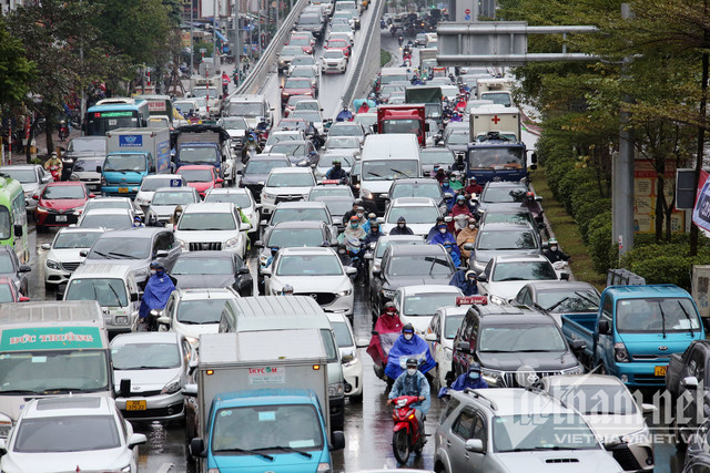 Mưa rét buốt ở Hà Nội, cần thủ vẫn dầm mình ở hồ Gươm - Hình 12 Mua ret buot o Ha Noi, can thu van dam minh o ho Guom-Hinh-12