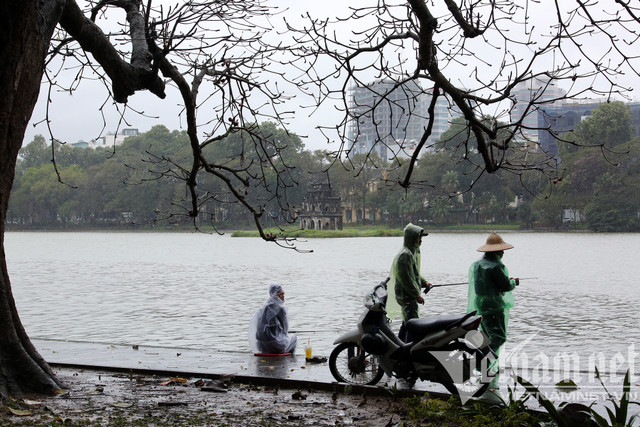 Mưa rét buốt ở Hà Nội, cần thủ vẫn dầm mình ở hồ Gươm Mua ret buot o Ha Noi, can thu van dam minh o ho Guom