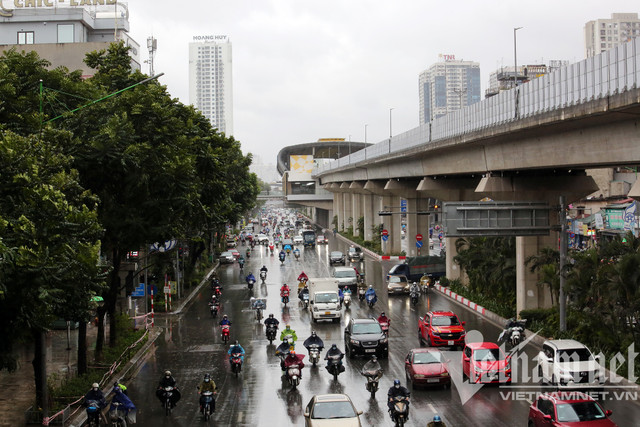 Mưa rét buốt ở Hà Nội, cần thủ vẫn dầm mình ở hồ Gươm - Hình 14 Mua ret buot o Ha Noi, can thu van dam minh o ho Guom-Hinh-14