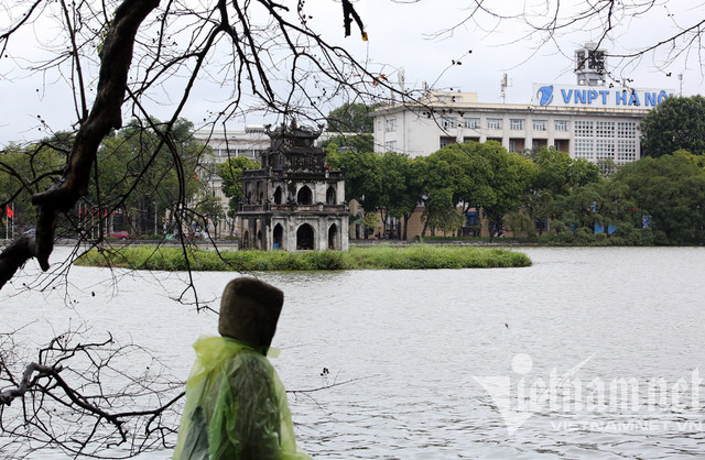 Mưa rét buốt ở Hà Nội, cần thủ vẫn dầm mình ở hồ Gươm - Hình 8 Mua ret buot o Ha Noi, can thu van dam minh o ho Guom-Hinh-8