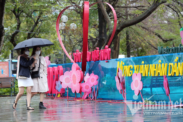 Mưa rét buốt ở Hà Nội, cần thủ vẫn dầm mình ở hồ Gươm - Hình 4 Mua ret buot o Ha Noi, can thu van dam minh o ho Guom-Hinh-4