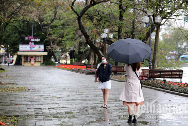 Mưa rét buốt ở Hà Nội, cần thủ vẫn dầm mình ở hồ Gươm - Hình 5 Mua ret buot o Ha Noi, can thu van dam minh o ho Guom-Hinh-5
