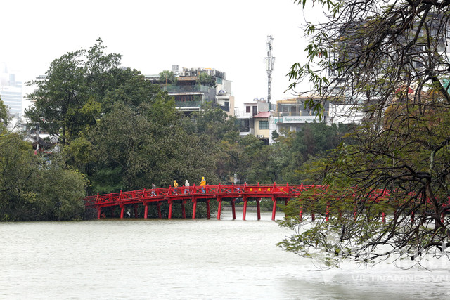 Mưa rét buốt ở Hà Nội, cần thủ vẫn dầm mình ở hồ Gươm - Hình 9 Mua ret buot o Ha Noi, can thu van dam minh o ho Guom-Hinh-9