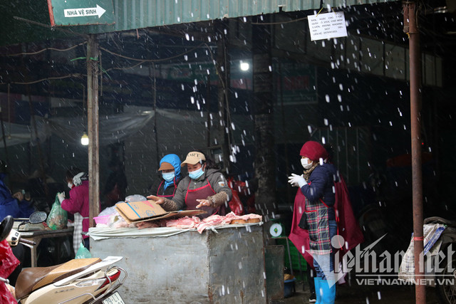 Mưa rét buốt ở Hà Nội, cần thủ vẫn dầm mình ở hồ Gươm - Hình 18 Mua ret buot o Ha Noi, can thu van dam minh o ho Guom-Hinh-18