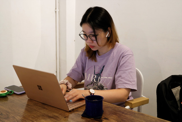 Giới trẻ TP.HCM chạy deadline ở quán cà phê trong ngày đầu đi làm - Hình 10 Gioi tre TP.HCM chay deadline o quan ca phe trong ngay dau di lam-Hinh-10