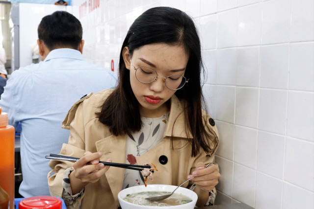 Giới trẻ TP.HCM chạy deadline ở quán cà phê trong ngày đầu đi làm - Hình 4 Gioi tre TP.HCM chay deadline o quan ca phe trong ngay dau di lam-Hinh-4