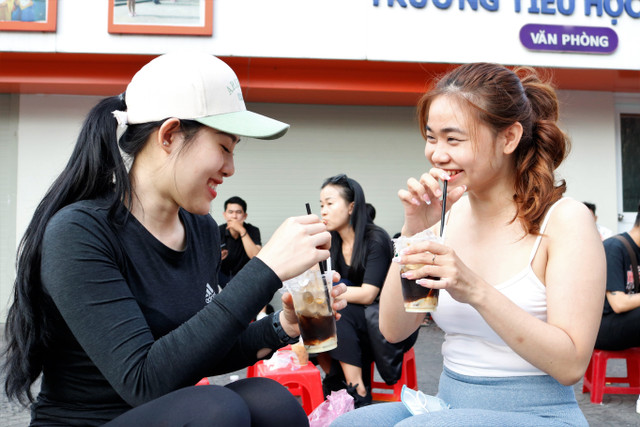 Giới trẻ TP.HCM chạy deadline ở quán cà phê trong ngày đầu đi làm - Hình 8 Gioi tre TP.HCM chay deadline o quan ca phe trong ngay dau di lam-Hinh-8