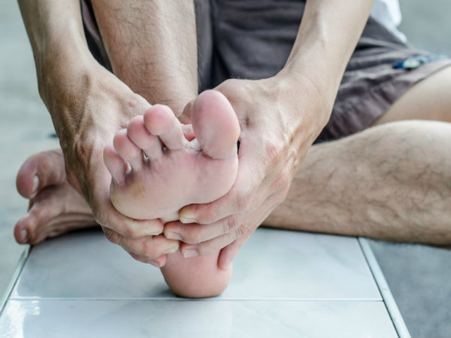 Nhìn 3 điểm ở bàn chân biết ngay đàn ông có thận yếu hay khoẻ Nhin 3 diem o ban chan biet ngay dan ong co than yeu hay khoe