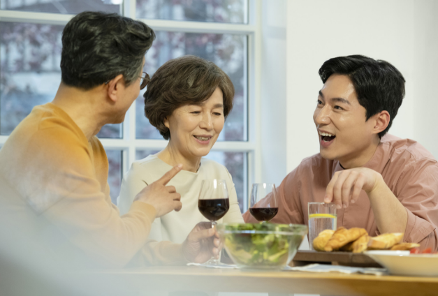 Chồng vẫn chăm sóc gia đình vợ cũ Chong van cham soc gia dinh vo cu