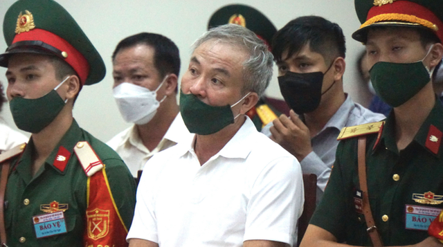 Ông trùm buôn lậu xăng dầu khai chi tiền cho cựu Thiếu tướng đi chơi golf, đúc chuông Ong trum buon lau xang dau khai chi tien cho cuu Thieu tuong di choi golf, duc chuong